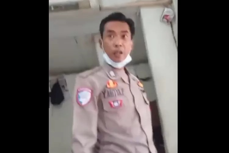 Polisi di Padalarang Tertangkap Kamera Minta Uang Tilang Rp500 Ribu, Emosi Saat Ditanya untuk Apa
